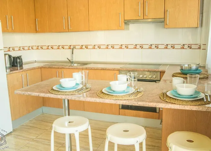 Two Bedroom In Mar! Free Parking! Pm109 *